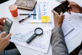 Startups que crescem com governança conseguem escalar com mais estratégia, controle e inovação. Andre de Barros Faria destaca que estrutura sólida é essencial para crescimento sustentável.