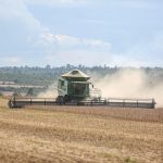Colheitadeira trabalha em uma extensa plantação de soja no Brasil.