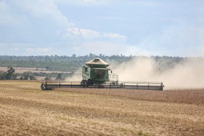 Colheitadeira trabalha em uma extensa plantação de soja no Brasil.